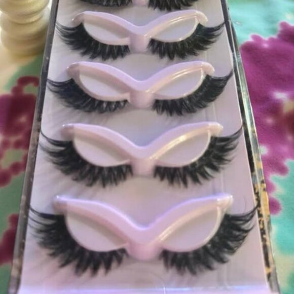 DRAMATIC CAT EYE EYELASHES - Picture 1 of 1